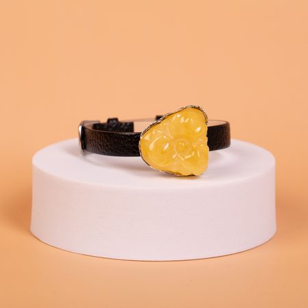 Bransoletka na pasku z rzeźbionym bursztynem bałtyckim