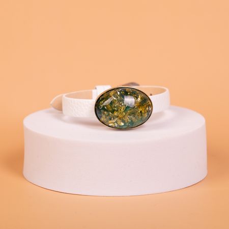 Bransoletka na białym pasku z bursztynem barwionym zielonym