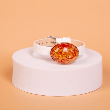 Bransoletka na białym pasku z bursztynem barwionym