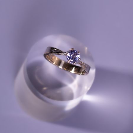 Pierścionek zaręczynowy z białego złota z szafirem