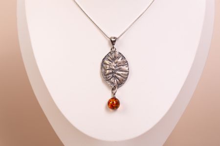 Wisiorek srebrny handmade z bursztynową kulką