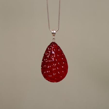 Wisiorek truskawka bursztyn bałtycki barwiony