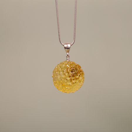 Wisiorek bursztyn bałtycki kulka rzeźbiona