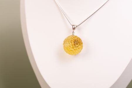 Wisiorek bursztyn bałtycki kulka rzeźbiona