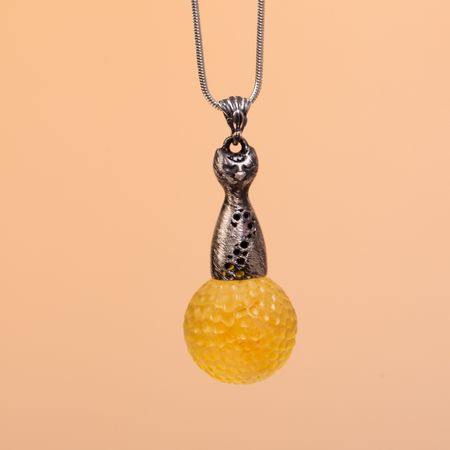 Wisiorek kot na bursztynowej kulce 