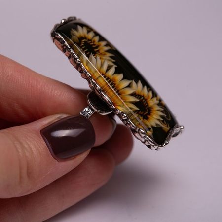 Pierścionek z rzeźbionymi słonecznikami 