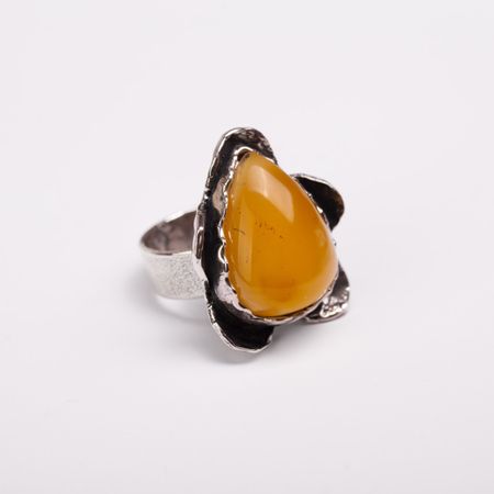 Pierścionek srebrny z miodowym bursztynem