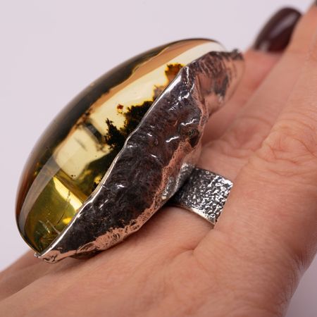 Duży pierścionek z bursztynem bałtyckim