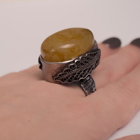 Pierścionek duży z mlecznym bursztynem