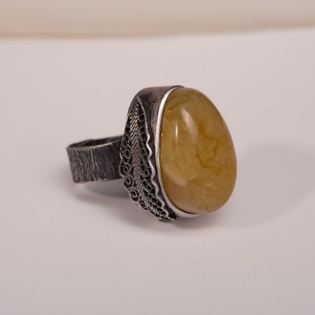 Pierścionek duży z mlecznym bursztynem