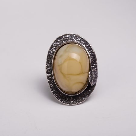 Pierścionek z mlecznym bursztynem róża