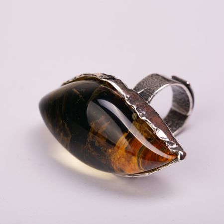 Duży pierścionek z bursztynem bałtyckim