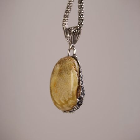 Wisiorek w srebrnej oprawie z naturalnym bursztynem bałtyckim