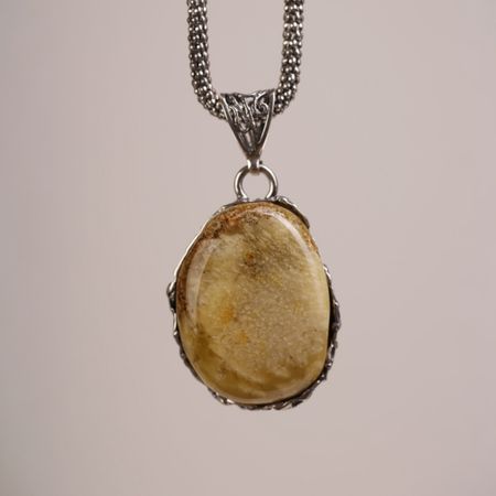 Wisiorek w srebrnej oprawie z naturalnym bursztynem bałtyckim