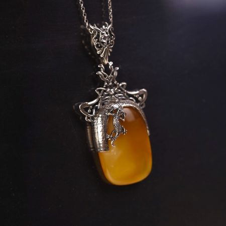 Wisiorek srebrny z jaszczurką i bursztynem bałtyckim