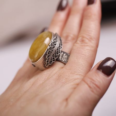 Pierścionek srebrny owalny z naturalnym bursztynem bałtyckim