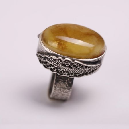 Pierścionek srebrny owalny z naturalnym bursztynem bałtyckim