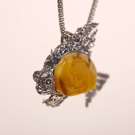  Duży wisior srebrna ryba z bursztynem bałtyckim