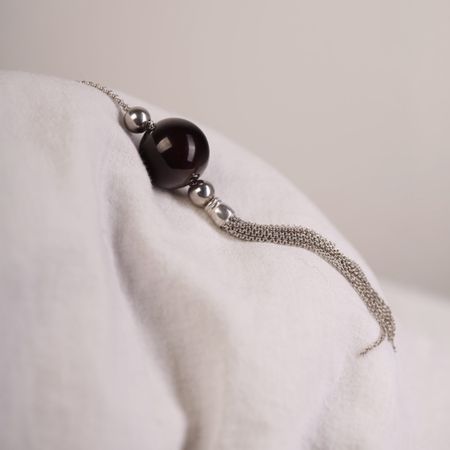 Naszyjnik z wiśniową bursztynową kulką