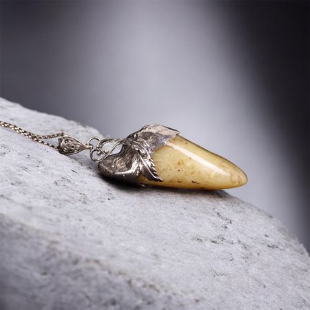 Wisiorek z mlecznym bursztynem bałtyckim