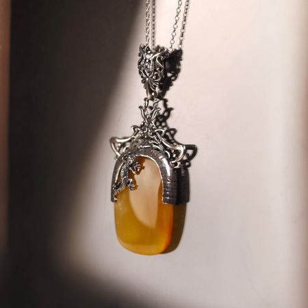 Wisiorek srebrny z jaszczurką i bursztynem bałtyckim