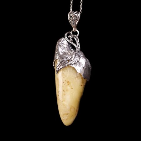 Wisiorek z mlecznym bursztynem bałtyckim