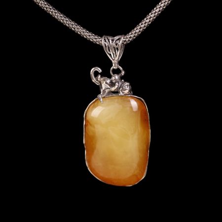 Wisiorek kot na bursztynie bałtyckim