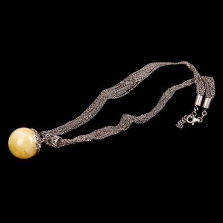 Naszyjnik srebrny z bursztynową kulką