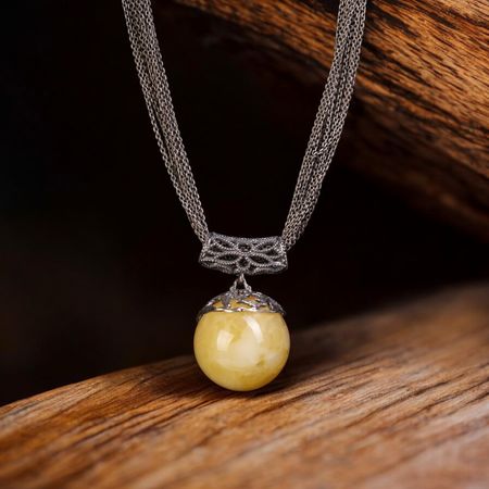 Naszyjnik srebrny z bursztynową kulką