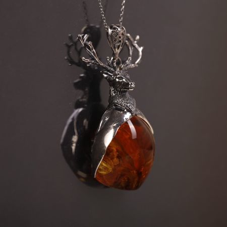  Wisiorek srebrny jeleń z bursztynem bałtyckim
