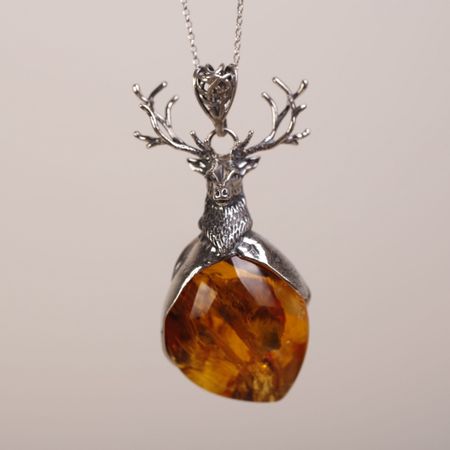  Wisiorek srebrny jeleń z bursztynem bałtyckim