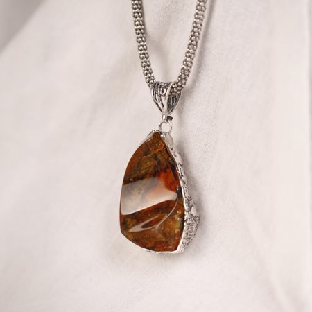 Wisiorek z nieregularnym bursztynem bałtyckim