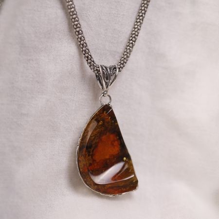 Wisiorek z nieregularnym bursztynem bałtyckim