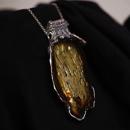 Wisiorek z bursztynem bałtyckim srebrny domek