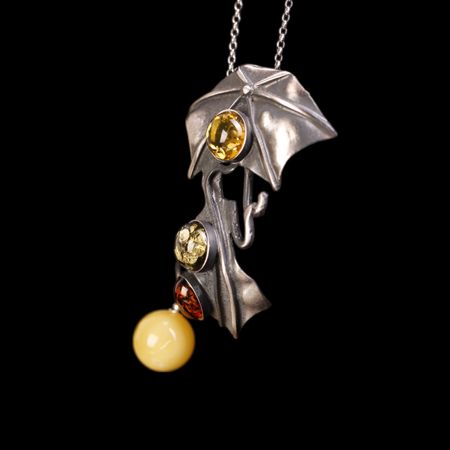 Wisiorek srebrny oksydowany z bursztynami