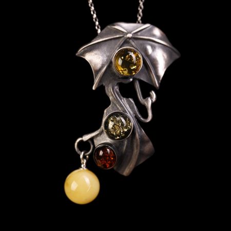 Wisiorek srebrny oksydowany z bursztynami