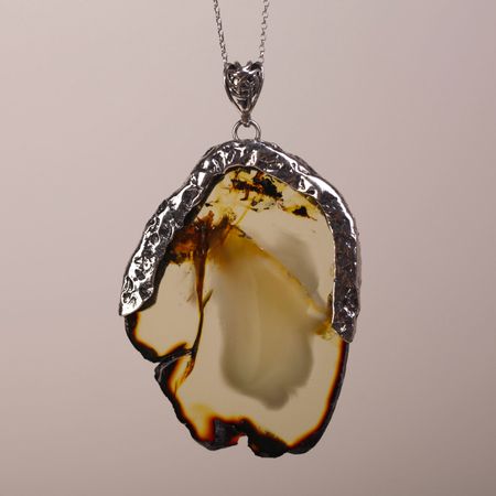 Wisior z plastra naturalnego bursztynu bałtyckiego