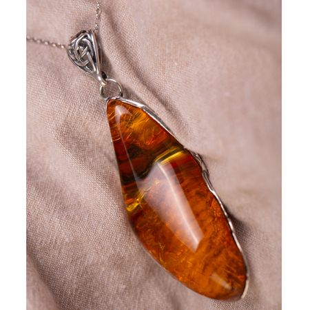 Wisiorek duży z bursztynem