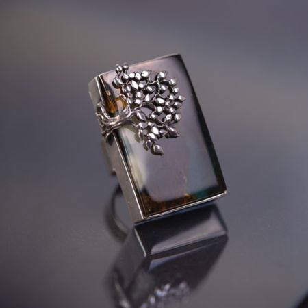 Duży efektowny pierścień z bursztynem bałtyckim