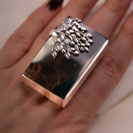 Duży efektowny pierścień z bursztynem bałtyckim