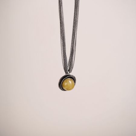 Naszyjnik z okrągłym bursztynem bałtyckim