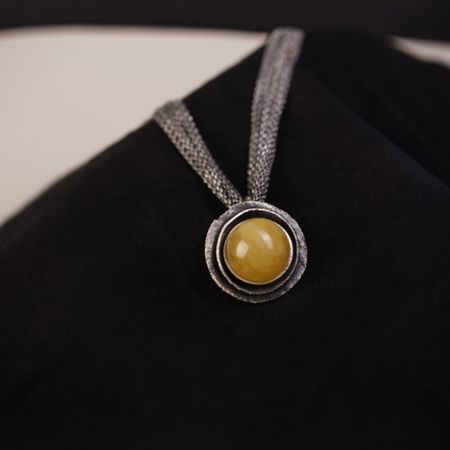 Naszyjnik z okrągłym bursztynem bałtyckim