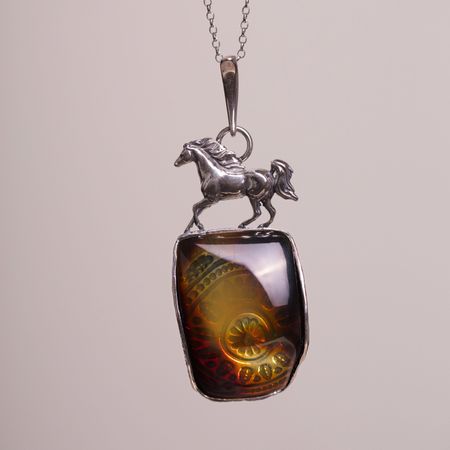Wisiorek z koniem bursztyn bałtycki