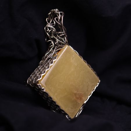 Duży wisior z mlecznym bursztynem