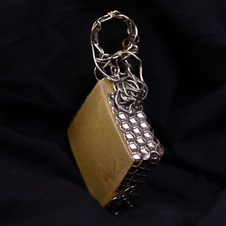 Duży wisior z mlecznym bursztynem