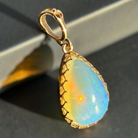 Wisiorek z opalem łezka