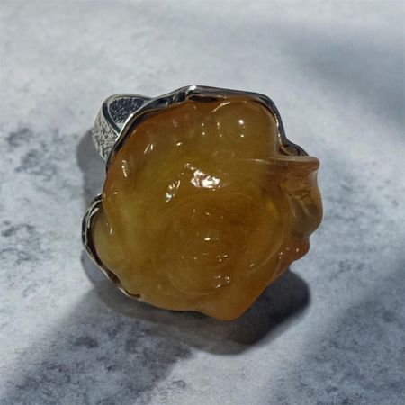 Pierścionek z rzeźbioną różą