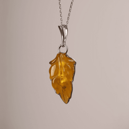 Ręcznie rzeźbiony liść w bursztynie bałtyckim
