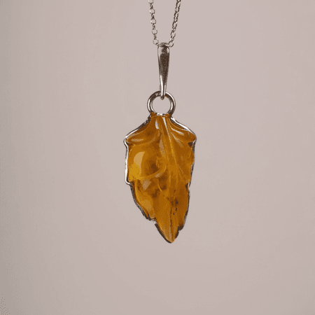 Ręcznie rzeźbiony liść w bursztynie bałtyckim